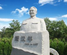 瞻仰潘汉年雕像：追寻英雄足迹